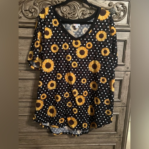 LuLaRoe Tops - 🩷Bundle & Save 3 items for $18🩷